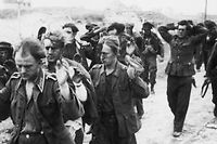 Le 6 juin 1944, les Alliés font leurs premiers prisonniers allemands, après avoir conquis les plages normandes. ©AFP