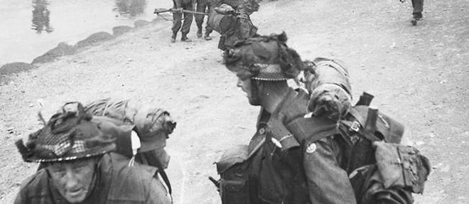 L'infanterie britannique sur la plage de Sword le 6 juin 1944.