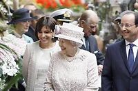 François Hollande et Anne Hidalgo escortent la reine Elizabeth II dans les allées du marché aux fleurs de l'île de la Cité, rebaptisé à son nom. ©François Mori