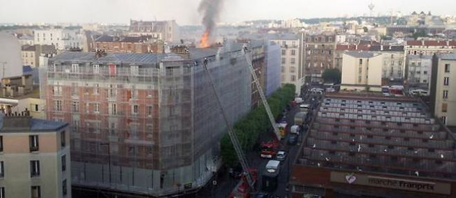 Deux femmes, dont une enceinte, sont mortes samedi soir dans l'incendie d'un immeuble d'habitation a Aubervilliers, pres de Paris.