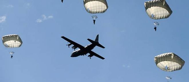 Plus de 900 parachutistes militaires europeens et americains ont saute dimanche au-dessus de la campagne environnant Sainte-Mere-Eglise, dans le cadre des commemorations du D Day.
