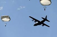 Plus de 900 parachutistes militaires europeens et americains ont saute dimanche au-dessus de la campagne environnant Sainte-Mere-Eglise, dans le cadre des commemorations du D Day. (C)Jean-Sebastien Evrard