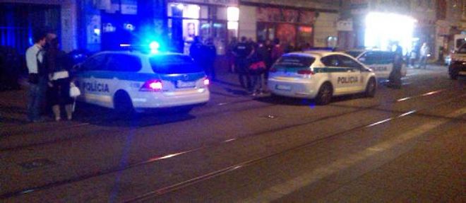 La police de Bratislava intervenant apres la bagarre dans le bar.