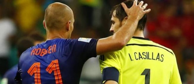 Apres avoir humilie Casillas, Robben le console. C'est beau la Coupe du monde.