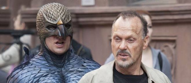 Michael Keaton sur le tournage du film, avec son avatar, Birdman.