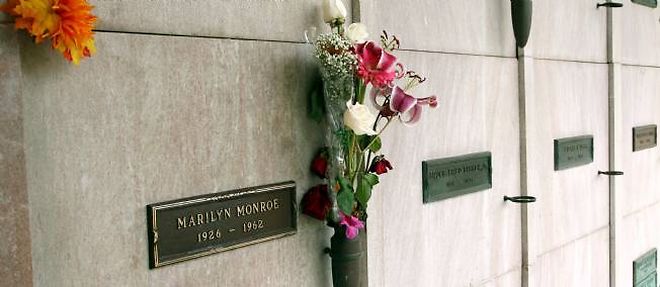 A Los Angeles, les concessions jouxtant la tombe de Marilyn Monroe s'arrachent a prix d'or.