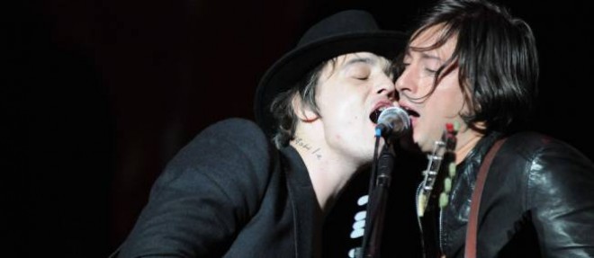 Carl Barat et Pete Doherty en 2010, lors d'un concert exceptionnel au Reading Festival.