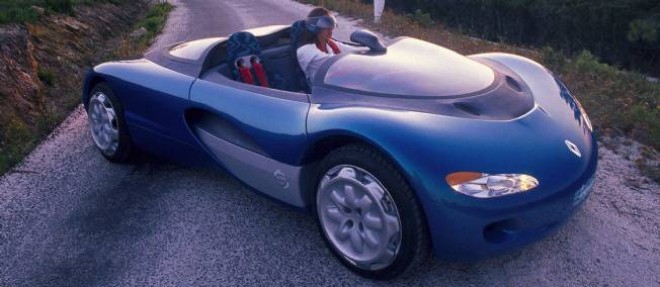 C'est ainsi que Renault revait l'automobile en 1990, une etude de style qui debouchera en 1996 avec le Spider. Depuis, ce sont les voitures electriques et le diesel qui animent l'ancienne regie.