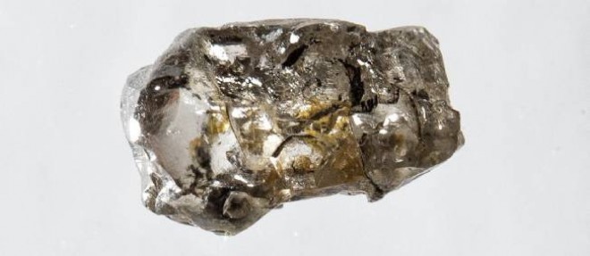La decouverte de ce diamant comprenant une inclusion de ringwoodite, annoncee en mars dernier, avait relance l'hypothese d'un gigantesque ocean dissimule sous nos pieds.