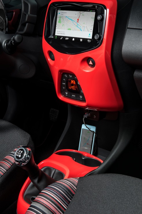 L'écran de bord avec ses commandes reprend en miroir les fonctions contenues dans un smartphone ©  Citroën