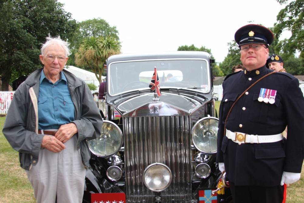 Derek Butterworth retrouve, à 91 ans, la Rolls Royce dont il avait refait le moteur en 1945 ©  DR
