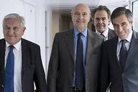 Les anciens Premiers ministres François Fillon, Alain Juppé et Jean Pierre Raffarin sont co présidents par intérim de l'UMP. Luc Chatel assure le poste de secrétaire général intérimaire.