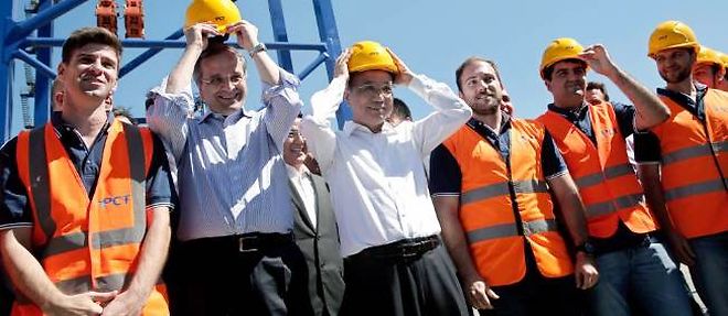 Li Keqiang et Antonis Samaras inaugurent la voie ferree reservee au fret de conteneurs au port du Piree le 20 juin.