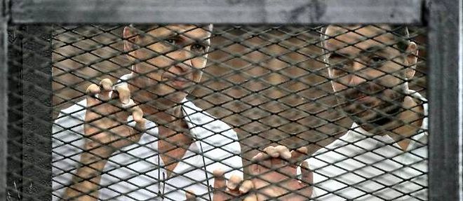 Le journaliste de la chaine Al Jazeera Peter Greste et son confrere egyptien Mohamed Baher, emprisonnes pres du Caire, le 1er juin.
