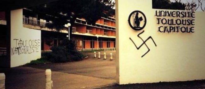 Une croix gammee taguee sur l'un des batiments de l'universite de Toulouse en fevrier 2014.