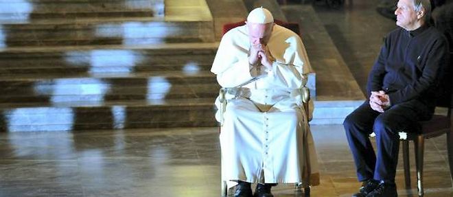 Le pape Francois prie pour les victimes de la mafia en mars dernier a Rome.