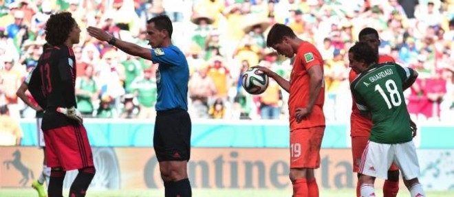 L'incomprehension d'Ochoa, le portier mexicain, a la suite de la decision arbitrale qui permet a Huntelaar de marquer le second but des Pays-Bas face au Mexique (2-1).