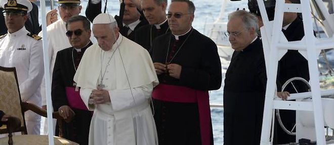 Le pape Francois prie pour les immigres a Lampedusa.