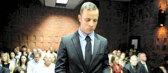 Le champion paralympique sud-africain Oscar Pistorius est accuse du meurtre de sa petite amie Reeva Steenkamp.