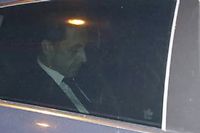 Nicolas Sarkozy quittant la PJ de Nanterre, dans la nuit de mardi a mercredi. (C)Kenzo Tribouillard / AFP