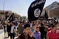 Des manifestants irakiens lancent des slogans en faveur de l'Etat islamique en Irak et au Levant, devant un batiment gouvernemental a Mossoul, le 16 juin 2014. (C)Uncredited