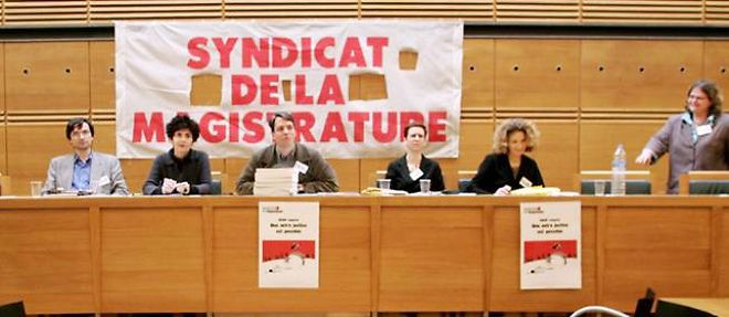 Des membres du Syndicat de la magistrature (SM, deuxieme syndicat de magistrats en France) s'adressent a leurs pairs le 25 novembre 2006 au palais de justice d'Aix-en-Provence.