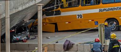 Une bretelle d'autoroute en construction pour le Mondial s'effondre : au moins deux morts