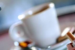 Les fumeurs, qui métabolisent rapidement la caféine, peuvent boire plus de café avant d'en ressentir les effets. ©DAMOURETTE VINCENT