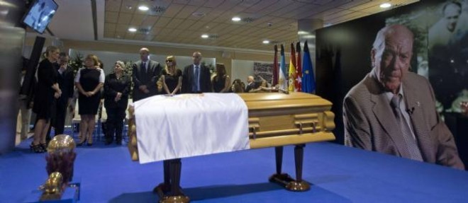 Le cercueil de l'ancien joueur est barde des couleurs du Real Madrid.