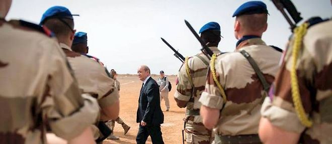 Le ministre de la Defense Jean-Yves Le Drian, ici en deplacement au Mali.