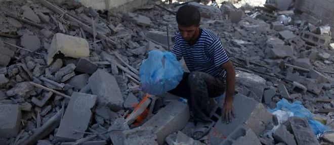 Un homme palestinien dans les decombres de la maison de sa famille, frappee par une bombe israelienne, le 9 juillet a Gaza.
