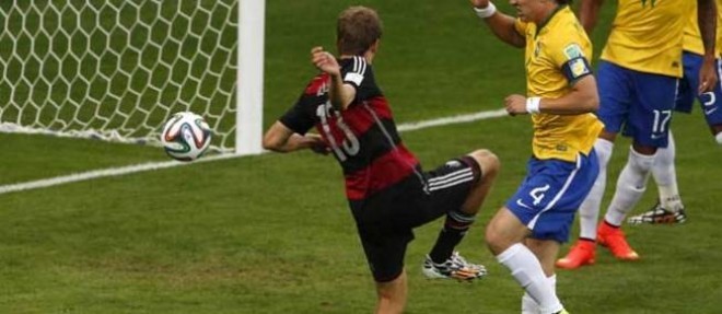 Le but de l'attaquant Muller a la 11e minute de la demi-finale contre le Bresil.