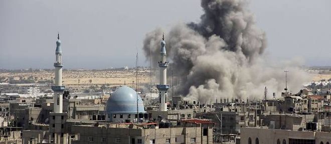 Un missile israelien vient de frapper un quartier de Rafah, au sud de la bande de Gaza, le 9 juillet 2014.