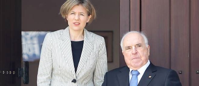 Maike Kohl-Richter et son mari Helmut Kohl, de 34 ans son aine, devant leur maison d'Oggersheim, ici en mai 2014.