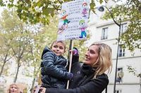 Des parents manifestent contre la fermeture du service d'oncologie pédiatrique de l'hôpital de Garches. ©Burger/Phanie/AFP