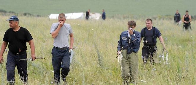 Des enqueteurs sur le lieu du crash de l'avion ukrainien, vendredi matin.