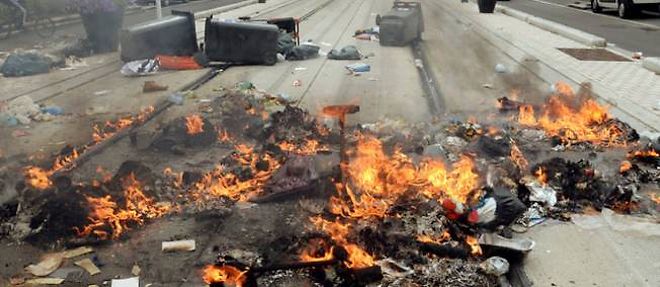 Des detritus en feu jonchent les rails du tramway a Sarcelles, le 20 juillet 2014.