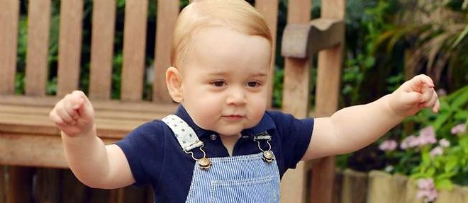 Une nouvelle photo officielle du prince George a ete rendue publique dimanche par ses parents.