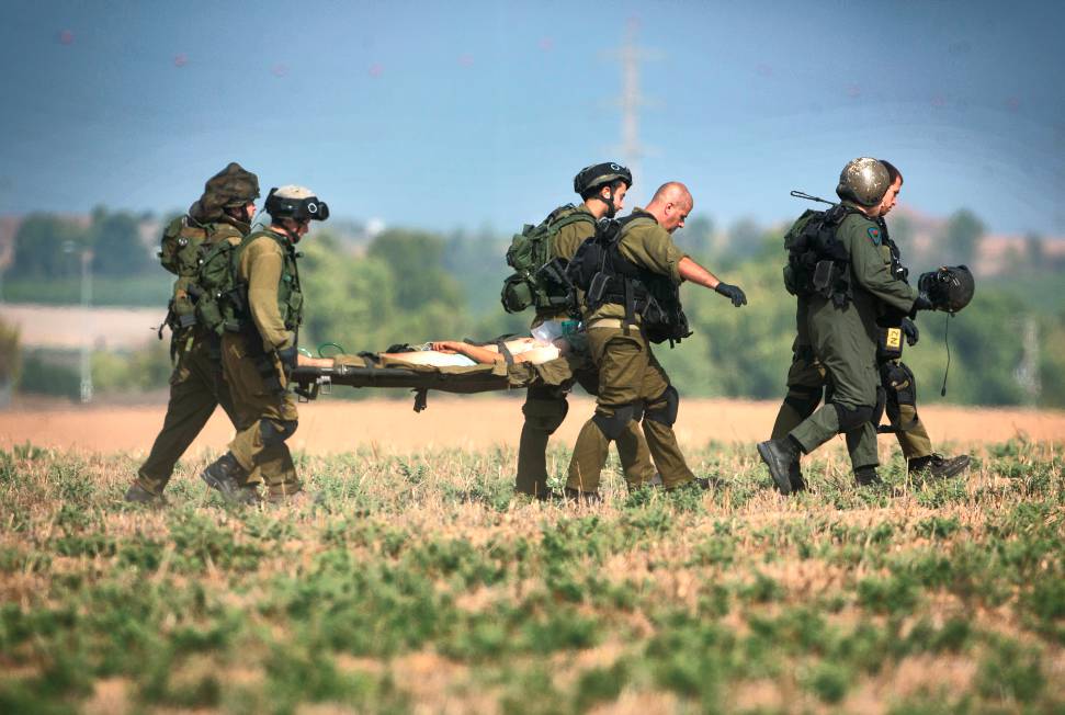 Un soldat blessé est évacué le 21 juillet ©  Mahanem Kahana/AFP
