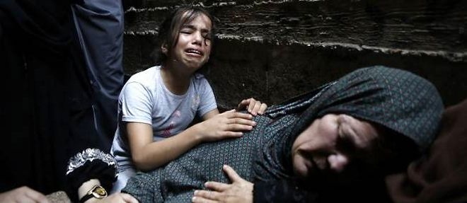 Des proches d'une victime palestinienne des frappes israeliennes pleurent leur disparu lors de ses funerailles.