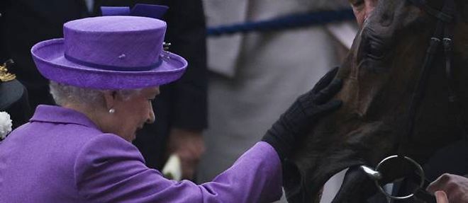 Estimate et la reine Elizabeth II apres la victoire de la jument a la Gold Cup d'Ascot, le 20 juin 2013.