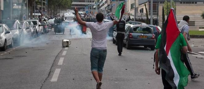 Un manifestant a Sarcelles, dimanche dernier.