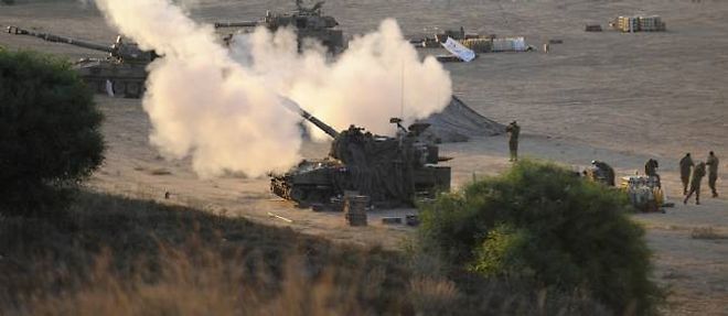 Un char israelien apres un tir vers Gaza, mercredi.