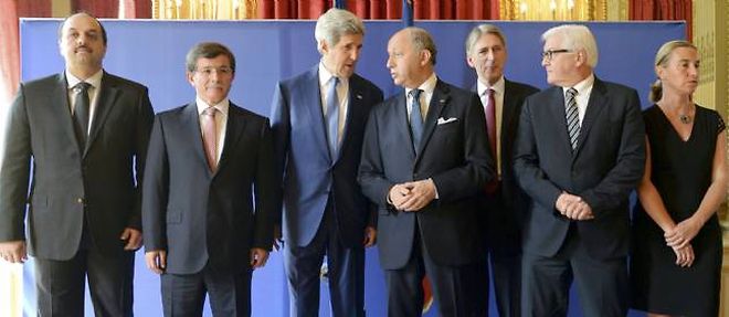 Les ministres des Affaires etrangeres du Qatar, de Turquie, des Etats-Unis, de France, du Royaume-Uni, d'Allemagne et d'Italie reunis a Paris.
