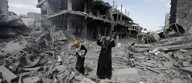 Beit Hanoun, samedi 26 juillet, jour de treve humanitaire. Trente-cinq corps ont ete retrouves dans les decombres.
