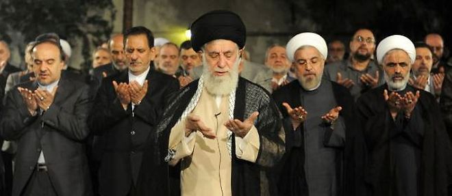 Ali Khamenei (au centre) en train de se recueillir en Iran en l'honneur des victimes palestiniennes.