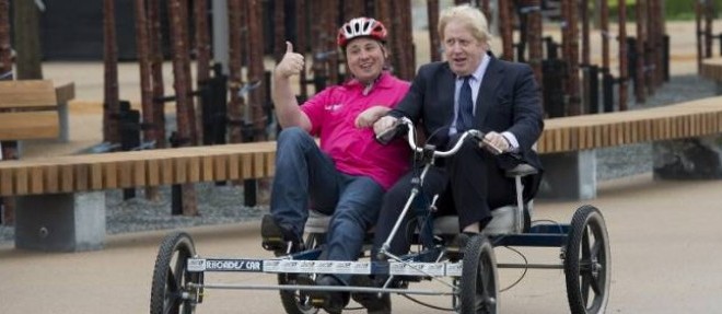 Boris Johnson s'exercait, en avril dernier, sur un quadricycle a pedales. Un engin qui lui convient mieux que le diesel qu'il veut bouter hors de Londres.