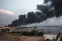 Un building du port de Gaza en feu, mardi matin. ©LOULOU D'AKI / AFP