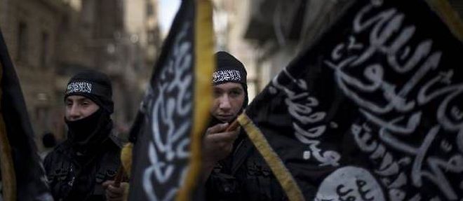 Des membres de la brigade islamiste Hamzah defilent a Deir ez-Zor avec des drapeaux du Front al-Nosra, branche syrienne d'al-Qaida (photo d'illustration).