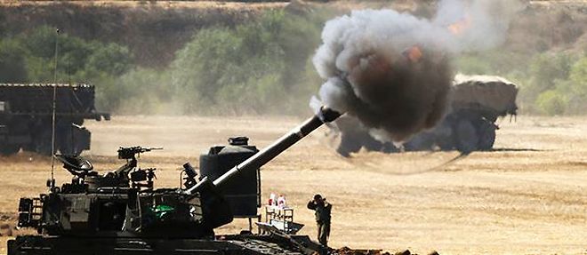 A la frontiere entre Israel et Gaza, un tir d'artillerie israelien le 30 juillet.